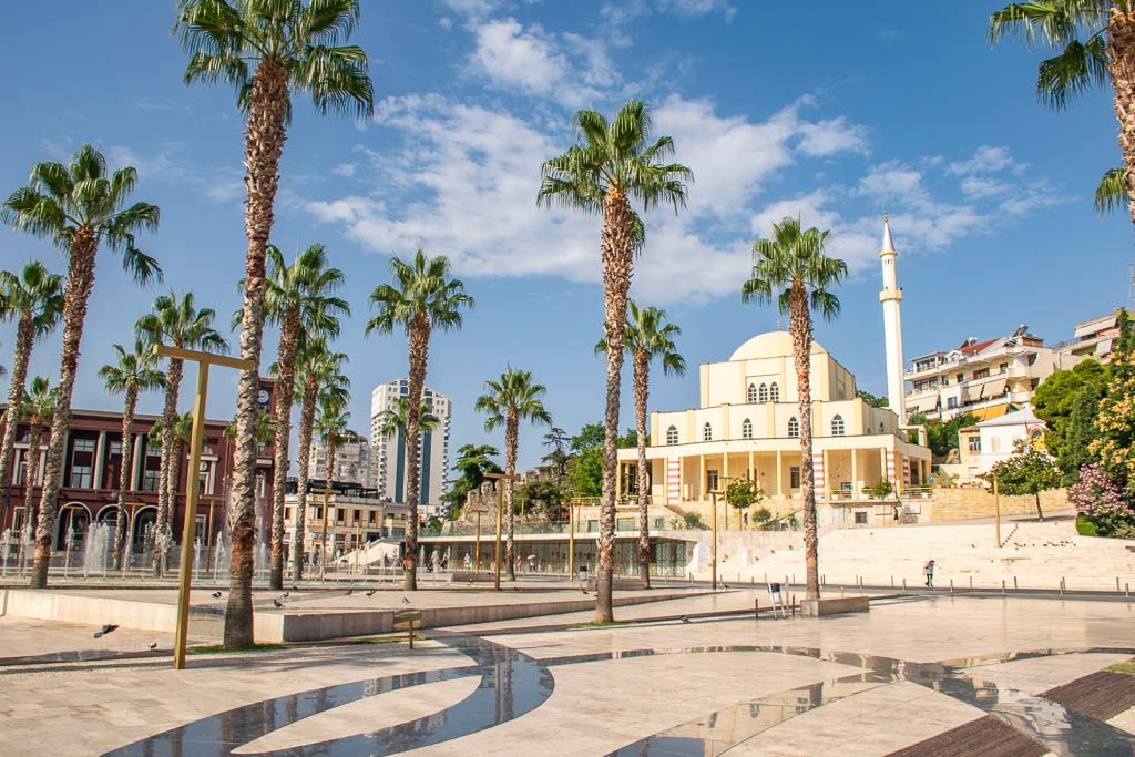 University logo on a cake